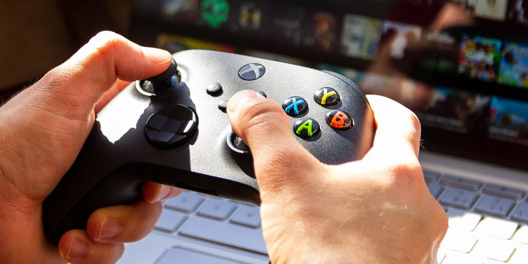 Một người đàn ông đang sử dụng tay cầm Xbox để chơi game trên Chromebook, cho thấy khả năng chơi game nhưng cũng ngụ ý những hạn chế đối với game thủ chuyên nghiệp.