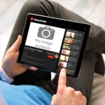 Một người đàn ông đang xem dịch vụ phát video trực tuyến nhưng bị gián đoạn, minh họa hạn chế sử dụng Chromebook khi không có mạng.