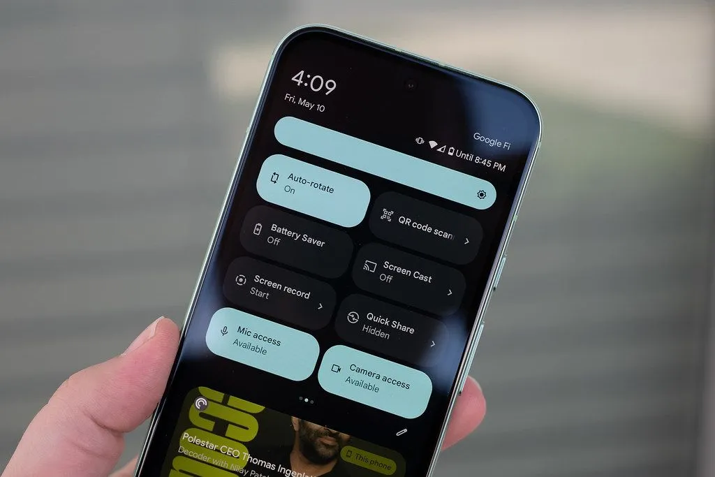 Một người đang cầm điện thoại Google Pixel 8a và hiển thị giao diện cài đặt nhanh, biểu trưng cho sự tiện lợi trong sử dụng hàng ngày.