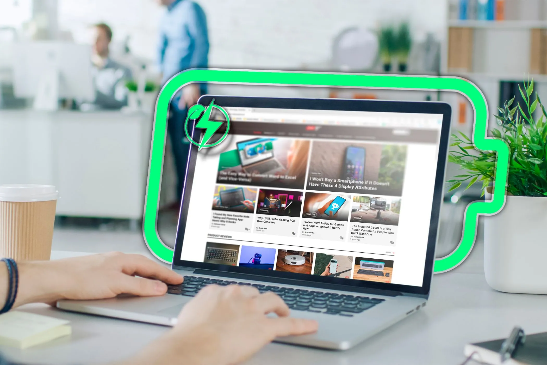 Một người đang sử dụng Microsoft Edge trên laptop với biểu tượng tiết kiệm năng lượng.