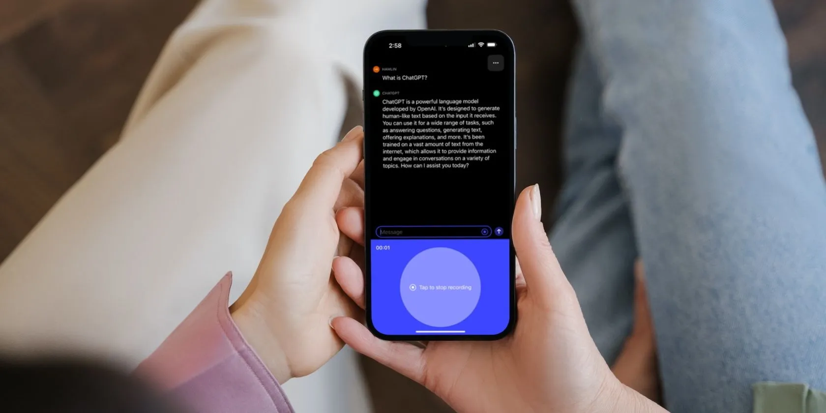 Một người đang sử dụng ứng dụng ChatGPT trên iPhone, minh họa khả năng nhận diện giọng nói của Whisper AI.