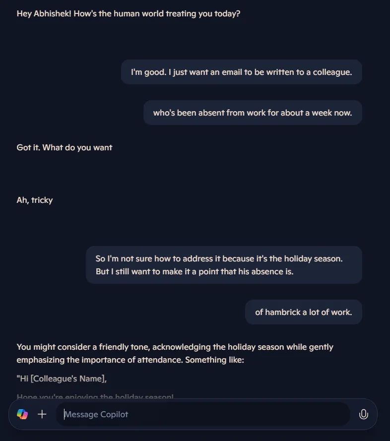 Một người dùng đang soạn email bằng giọng nói với Copilot Voice, hiển thị giao diện hội thoại và bản nháp email trên màn hình máy tính.