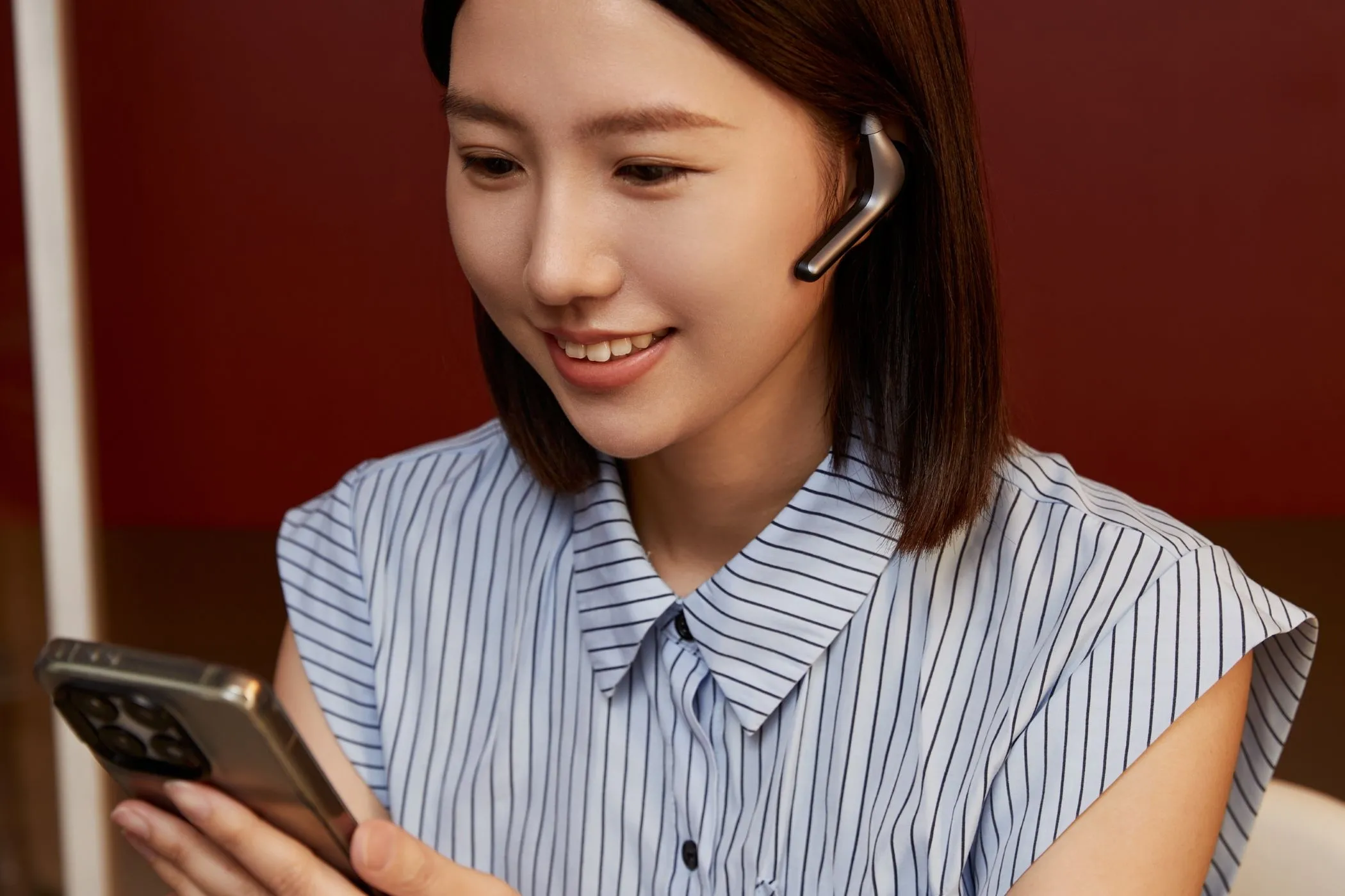 Một phụ nữ trẻ đang thực hiện cuộc gọi video, sử dụng tai nghe W4 Pro của Timekettle để giao tiếp đa ngôn ngữ liền mạch.