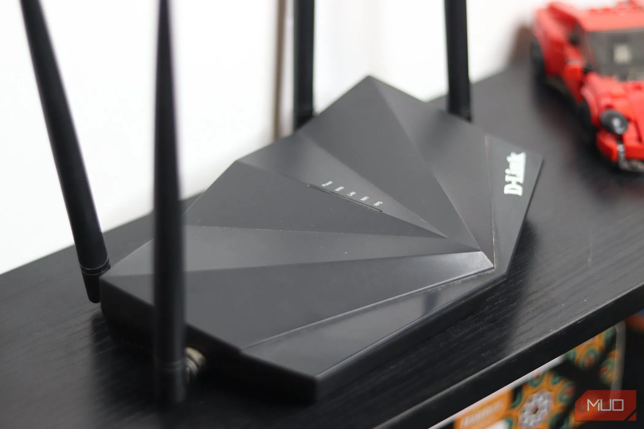 Một router Wi-Fi cũ dòng N300, gợi ý đã đến lúc nâng cấp thiết bị để cải thiện tốc độ và sự ổn định của mạng.