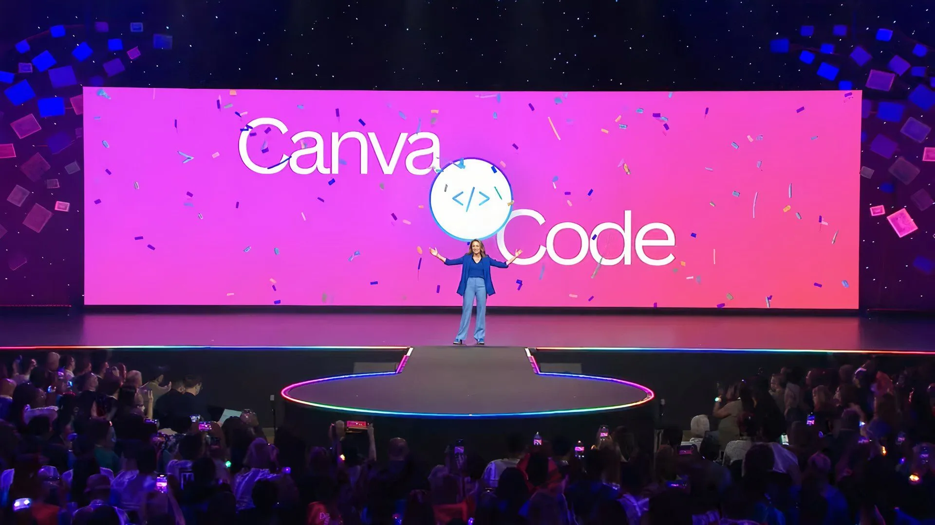 Một số diễn giả trên sân khấu giới thiệu tính năng Canva Code mới trên màn hình lớn