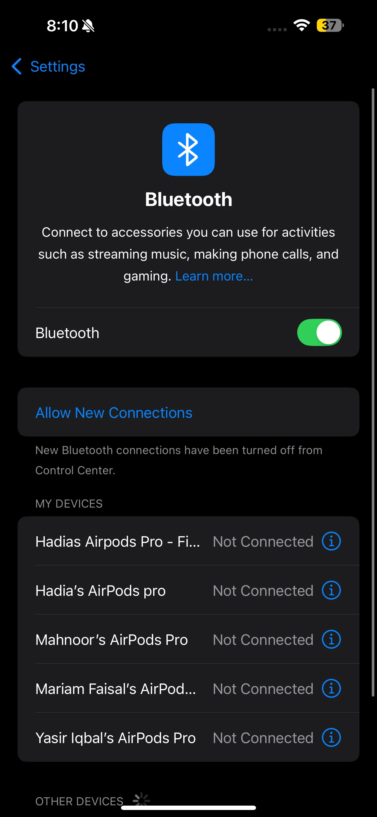 Mục Bluetooth trong ứng dụng Cài đặt iOS, nơi bạn có thể tìm thấy thông tin và số model AirPods đã kết nối