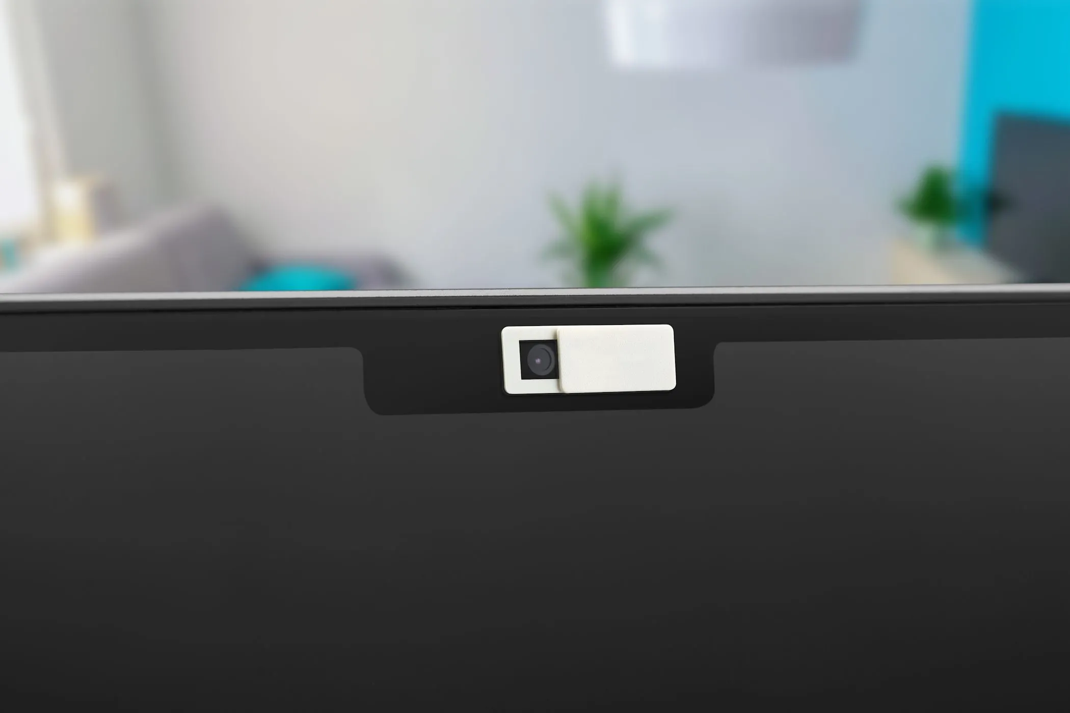 Nắp che webcam được dán trên camera của MacBook Air, gợi ý cách bảo vệ quyền riêng tư bằng cách che camera TV thông minh.