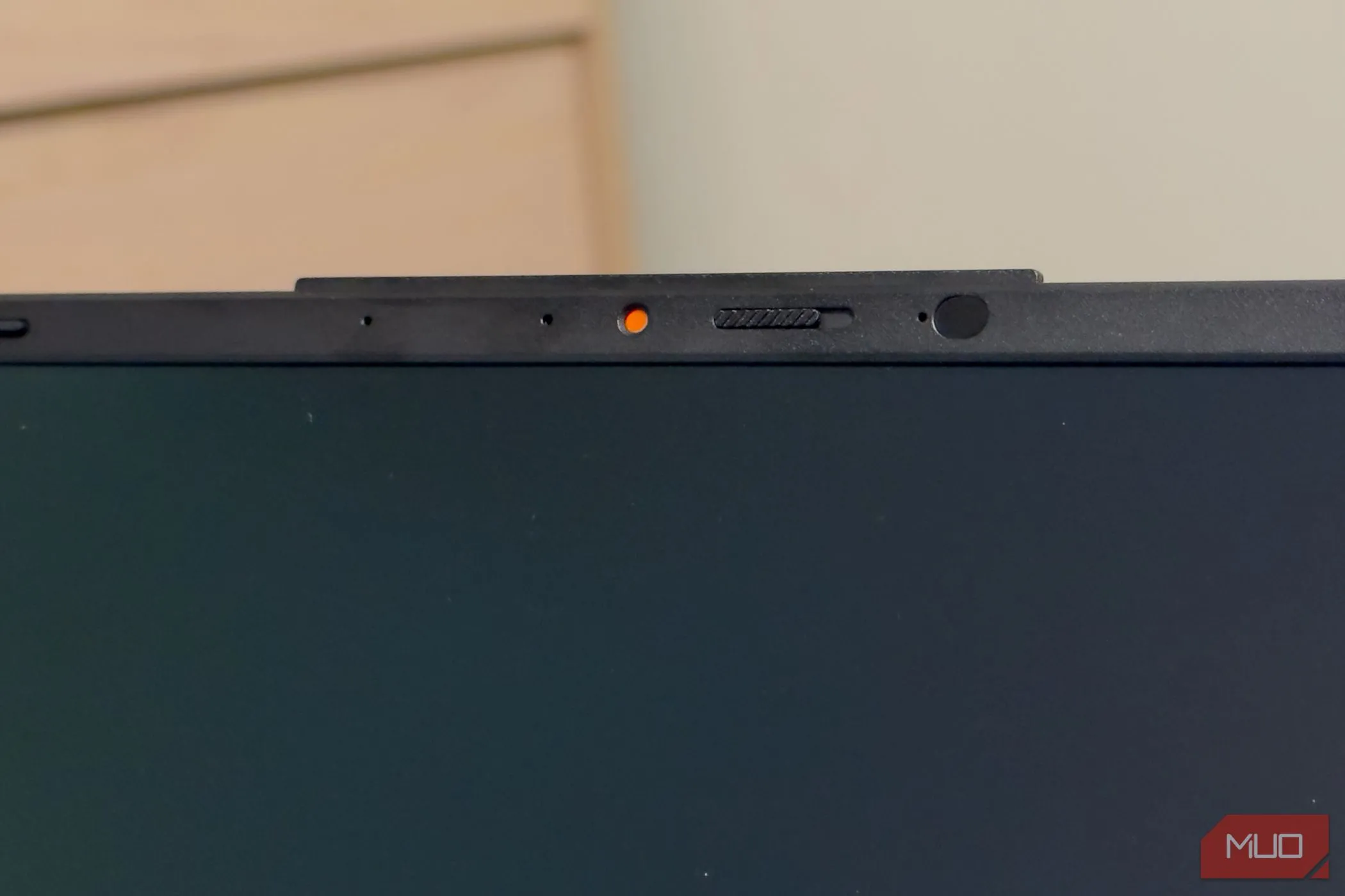 Nắp che webcam tích hợp trên laptop ASUS Vivobook S 15 OLED đảm bảo quyền riêng tư.