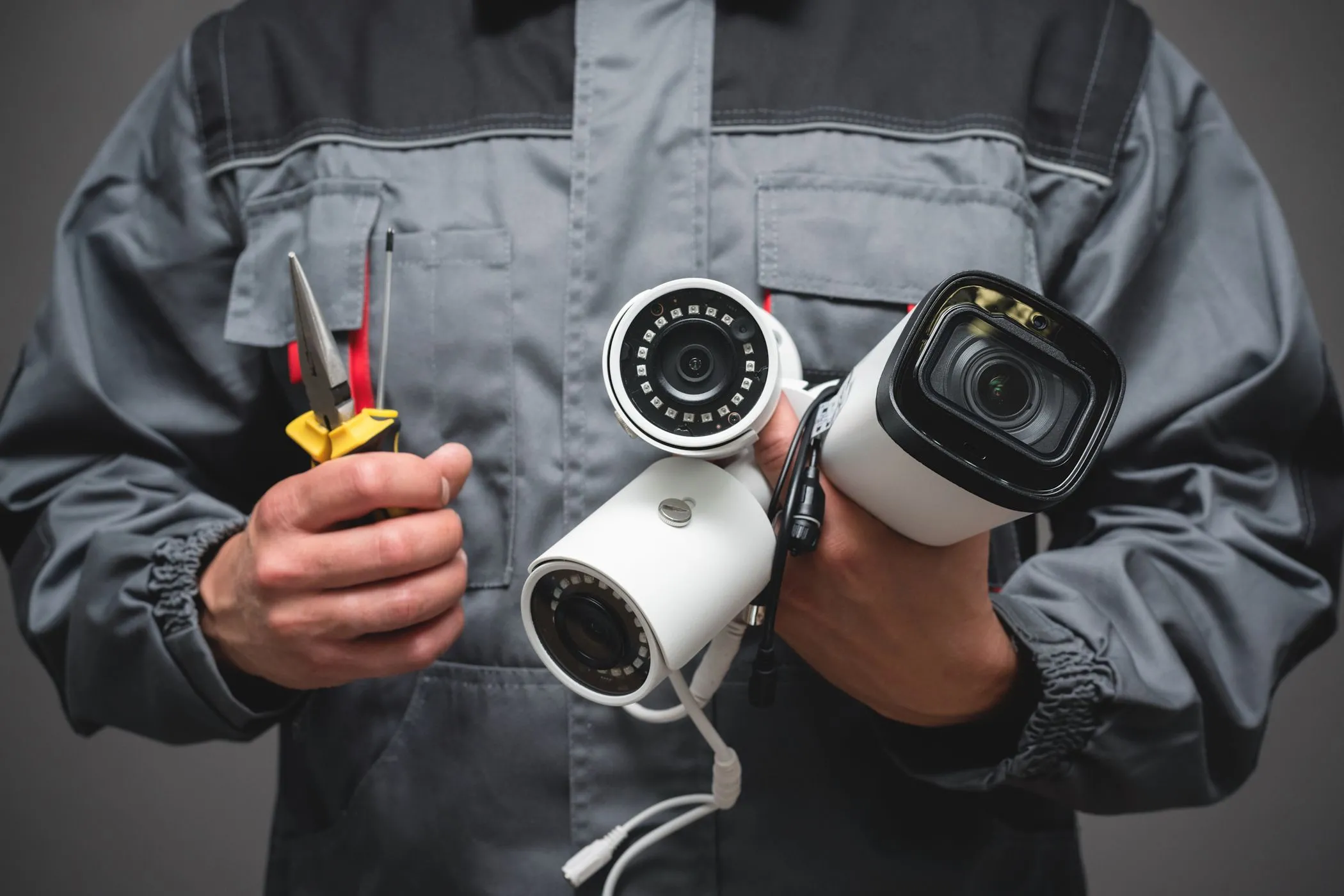 Người đàn ông cầm camera an ninh có dây, tượng trưng cho việc Smart TV âm thầm theo dõi và thu thập thông tin cá nhân của người dùng.