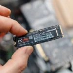 Người đàn ông cầm ổ cứng SSD Samsung 990 Pro