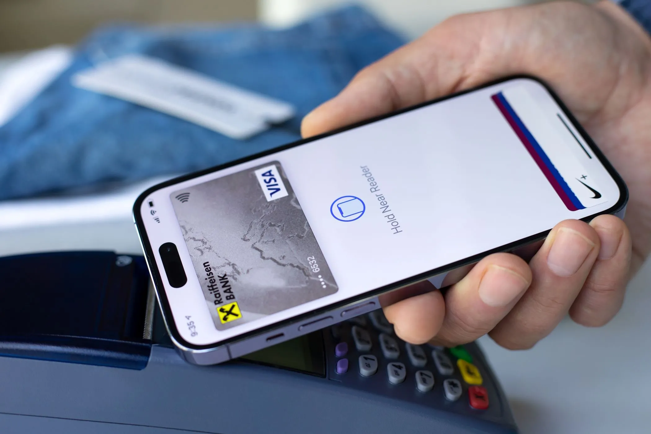 Người đàn ông dùng Apple Pay trên iPhone tại quầy giao dịch, thể hiện sự tiện lợi nhưng tiềm ẩn rủi ro về dữ liệu cá nhân