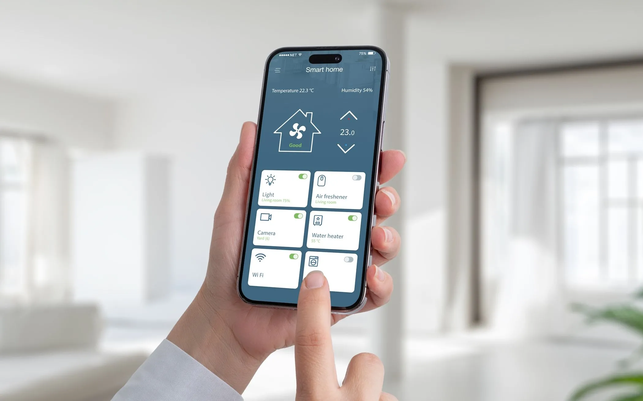 Người đàn ông sử dụng iPhone để điều khiển các thiết bị nhà thông minh trong gia đình