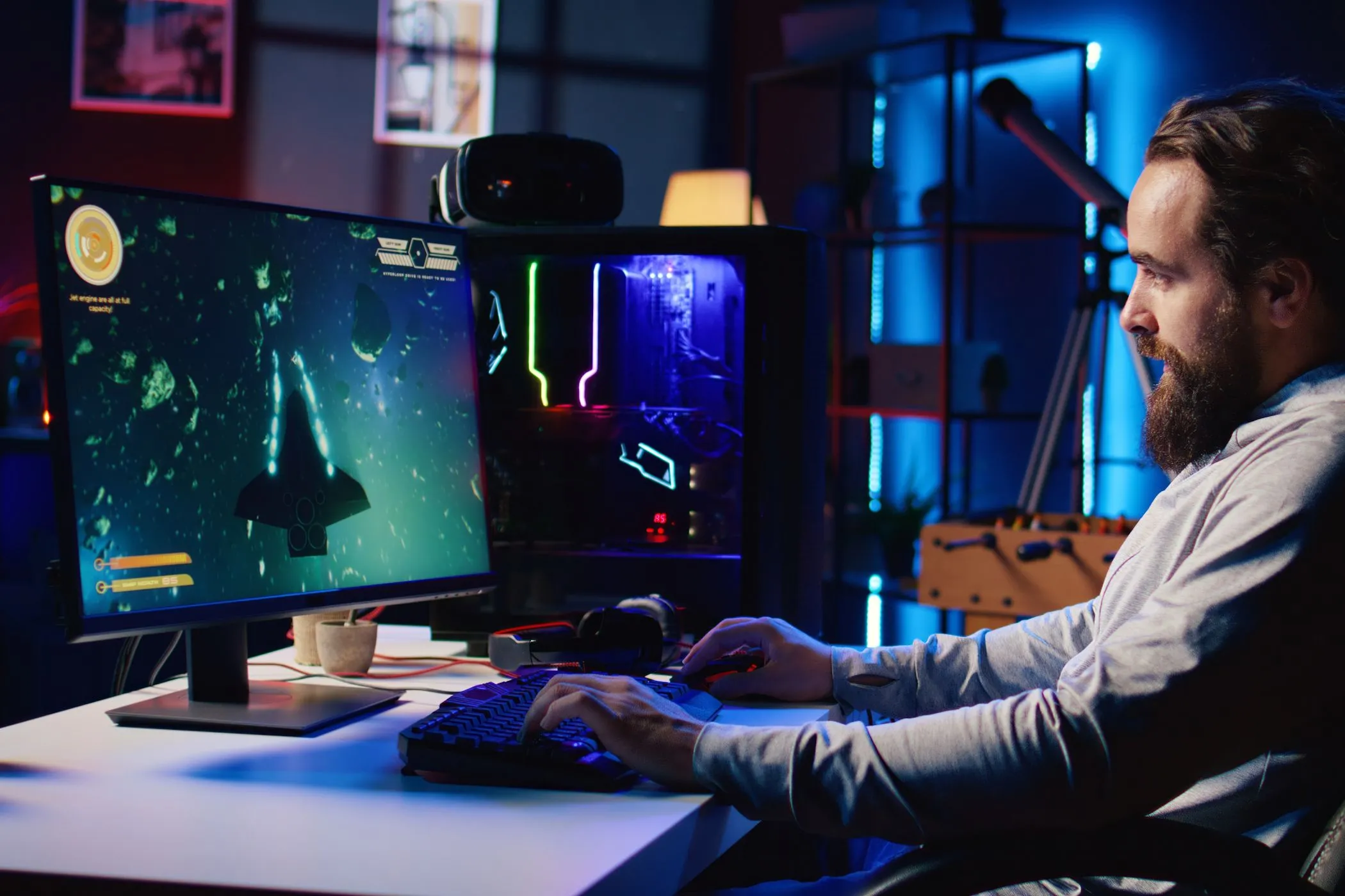 Người đàn ông tập trung chơi game trên máy tính để bàn, nhấn mạnh tầm quan trọng của kết nối mạng ổn định cho trải nghiệm gaming.