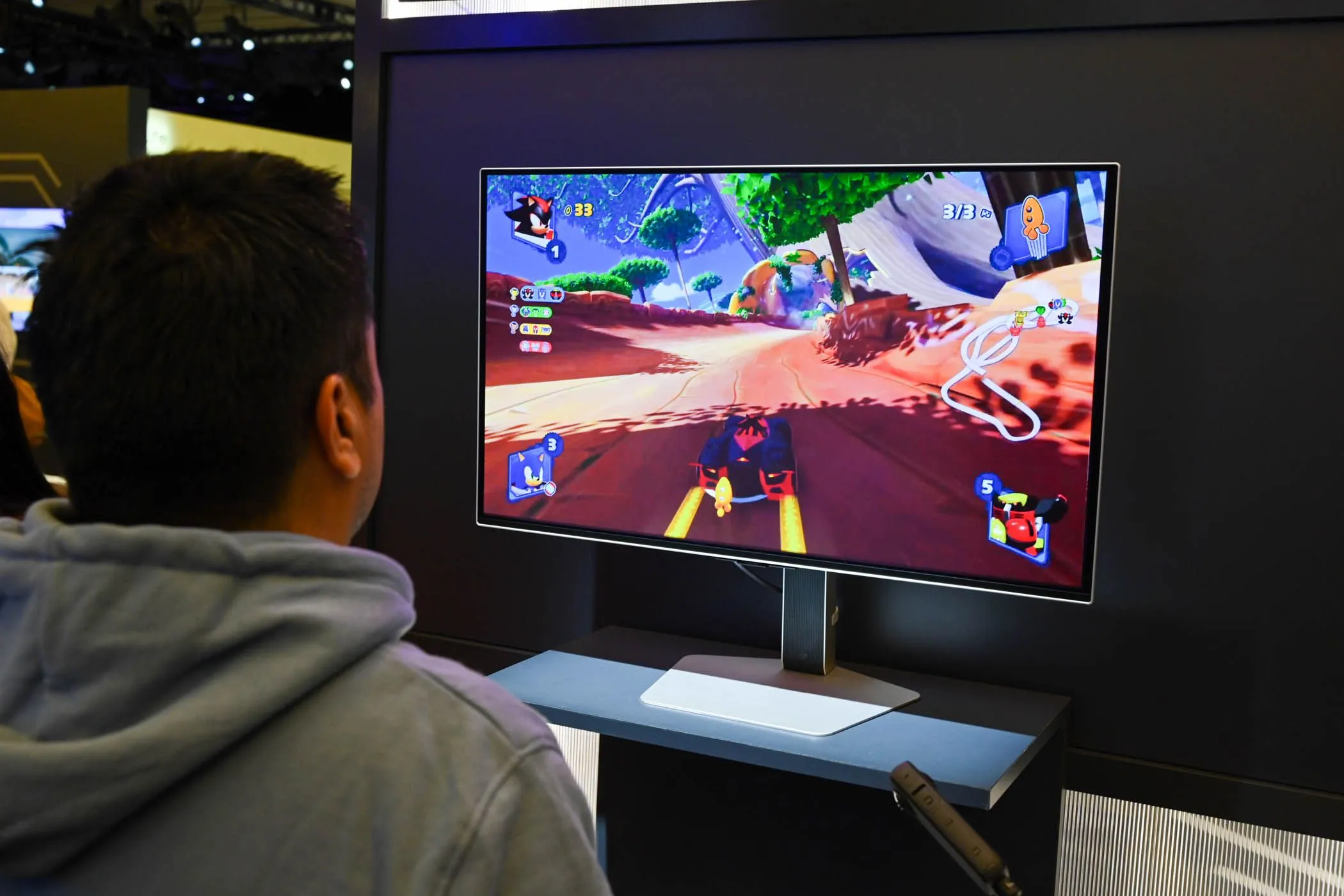 Người đang trải nghiệm màn hình Samsung Odyssey OLED G8 32 inch tại CES 2024.