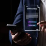 Người dùng Android cầm điện thoại với màn hình yêu cầu chấp nhận cookie, minh họa việc theo dõi dữ liệu trực tuyến của Meta