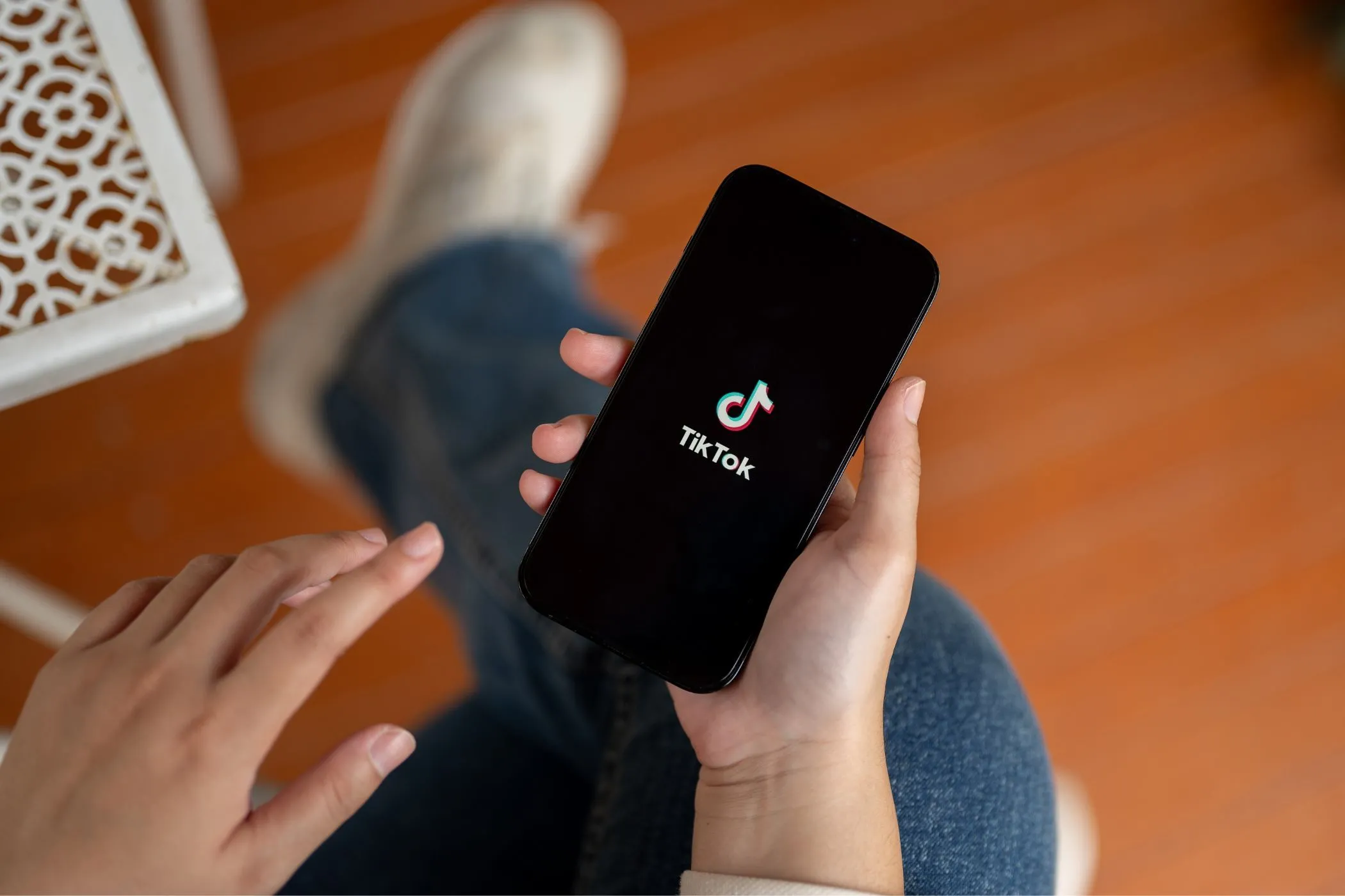 Người dùng cầm điện thoại hiển thị ứng dụng TikTok, một trong những nền tảng thu thập nhiều dữ liệu cá nhân.