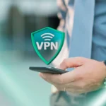 Người dùng cầm điện thoại với biểu tượng VPN đang hoạt động, minh họa sự cần thiết của bảo mật VPN.
