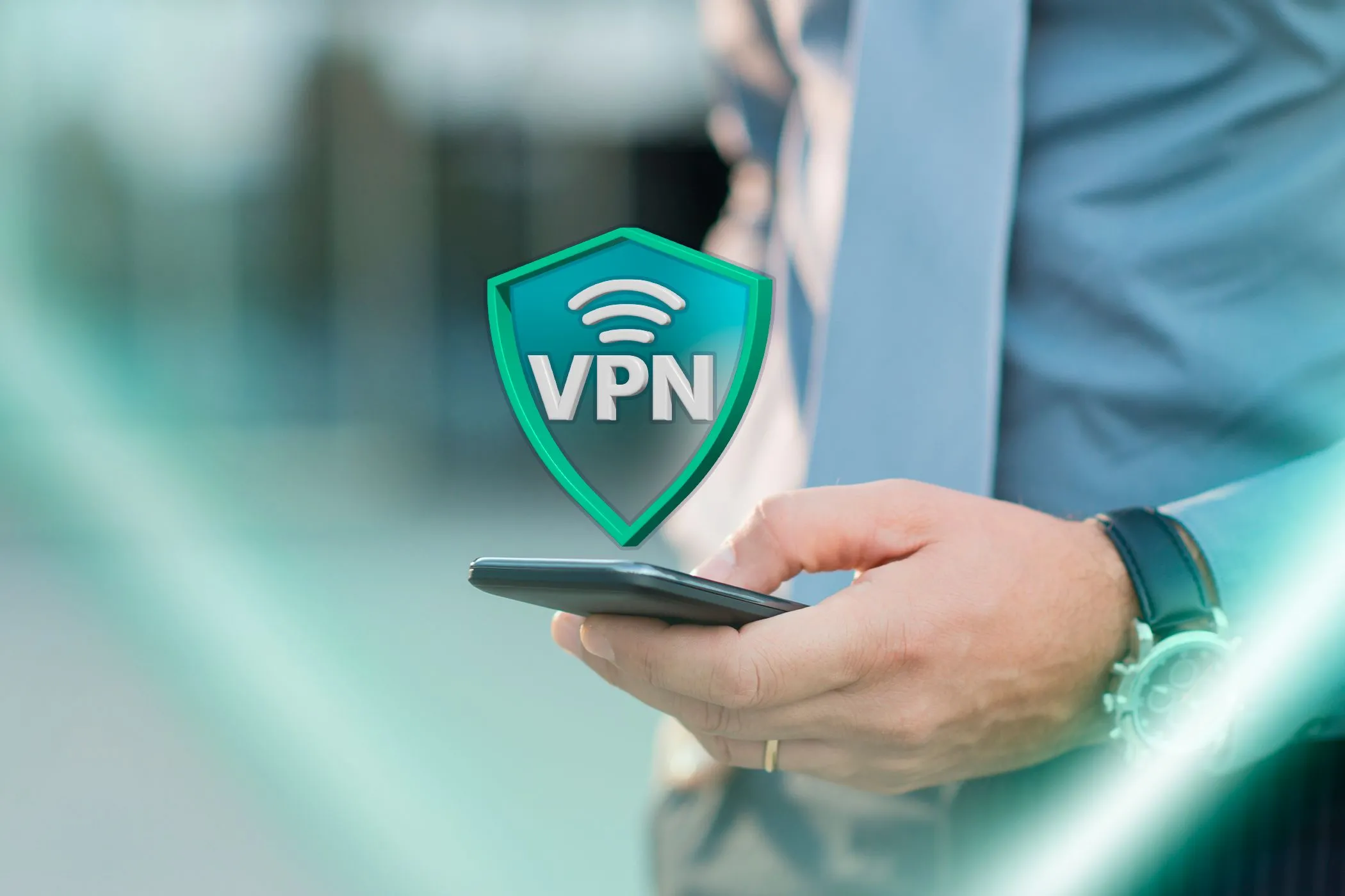 Người dùng cầm điện thoại với biểu tượng VPN đang hoạt động, minh họa sự cần thiết của bảo mật VPN.