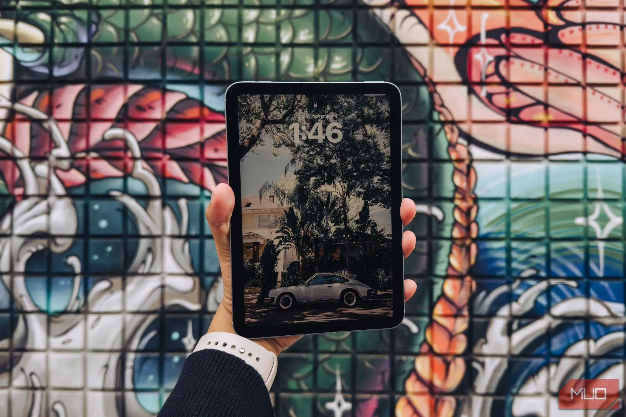 Người dùng cầm iPad Mini (A17 Pro) một tay, thể hiện sự nhỏ gọn, tiện lợi di chuyển