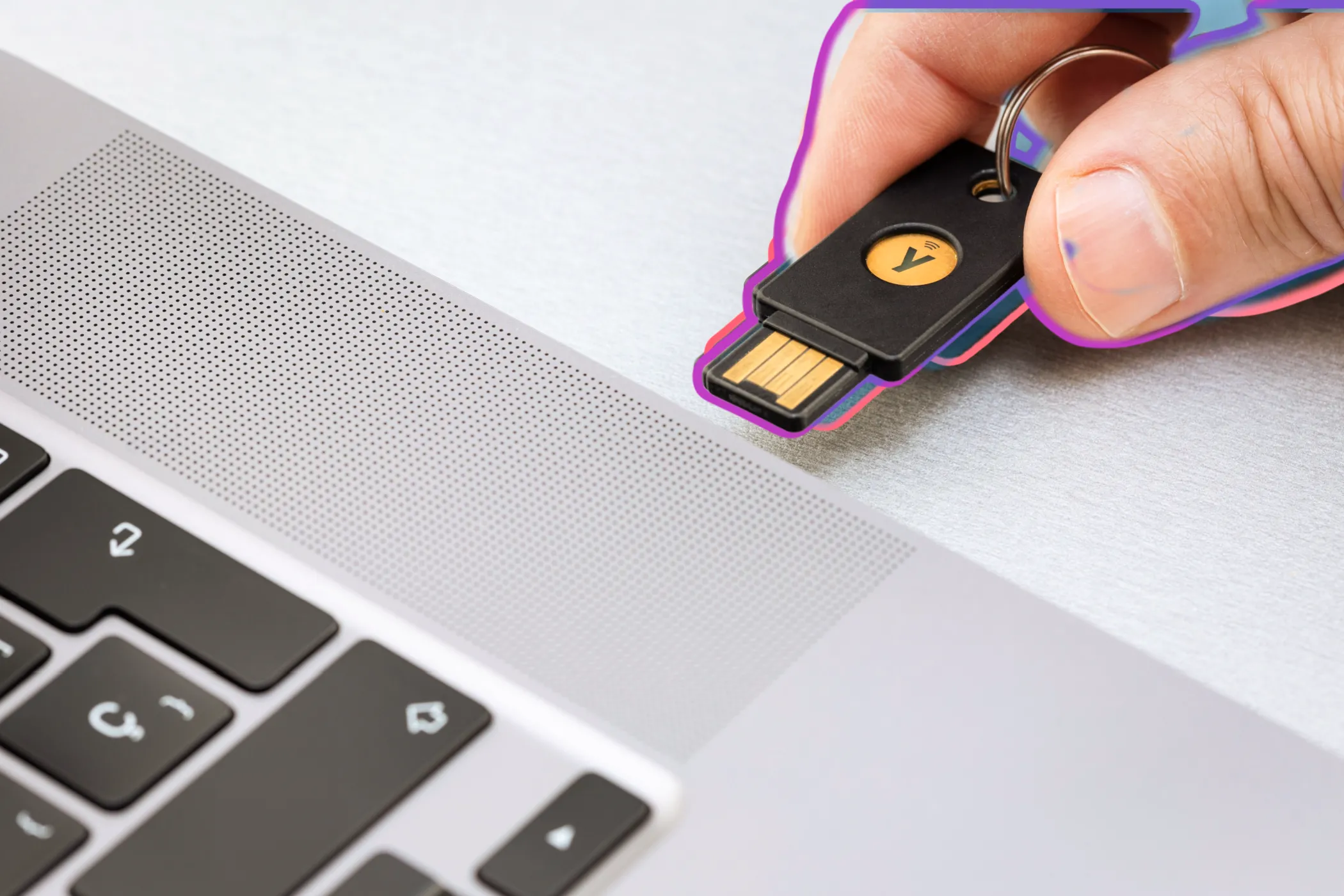 Người dùng cắm khóa bảo mật vật lý Yubico vào cổng USB laptop, tăng cường bảo mật khi duyệt web.