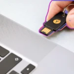 Người dùng cắm khóa bảo mật YubiKey vào cổng USB của laptop