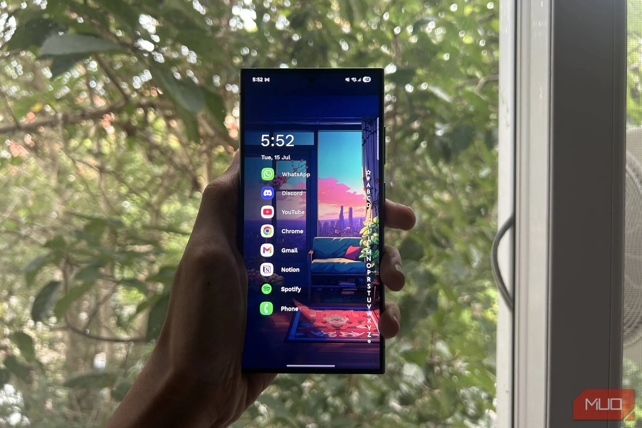 Người dùng cầm Samsung Galaxy S24 Ultra hiển thị giao diện tùy chỉnh với Niagara Launcher.