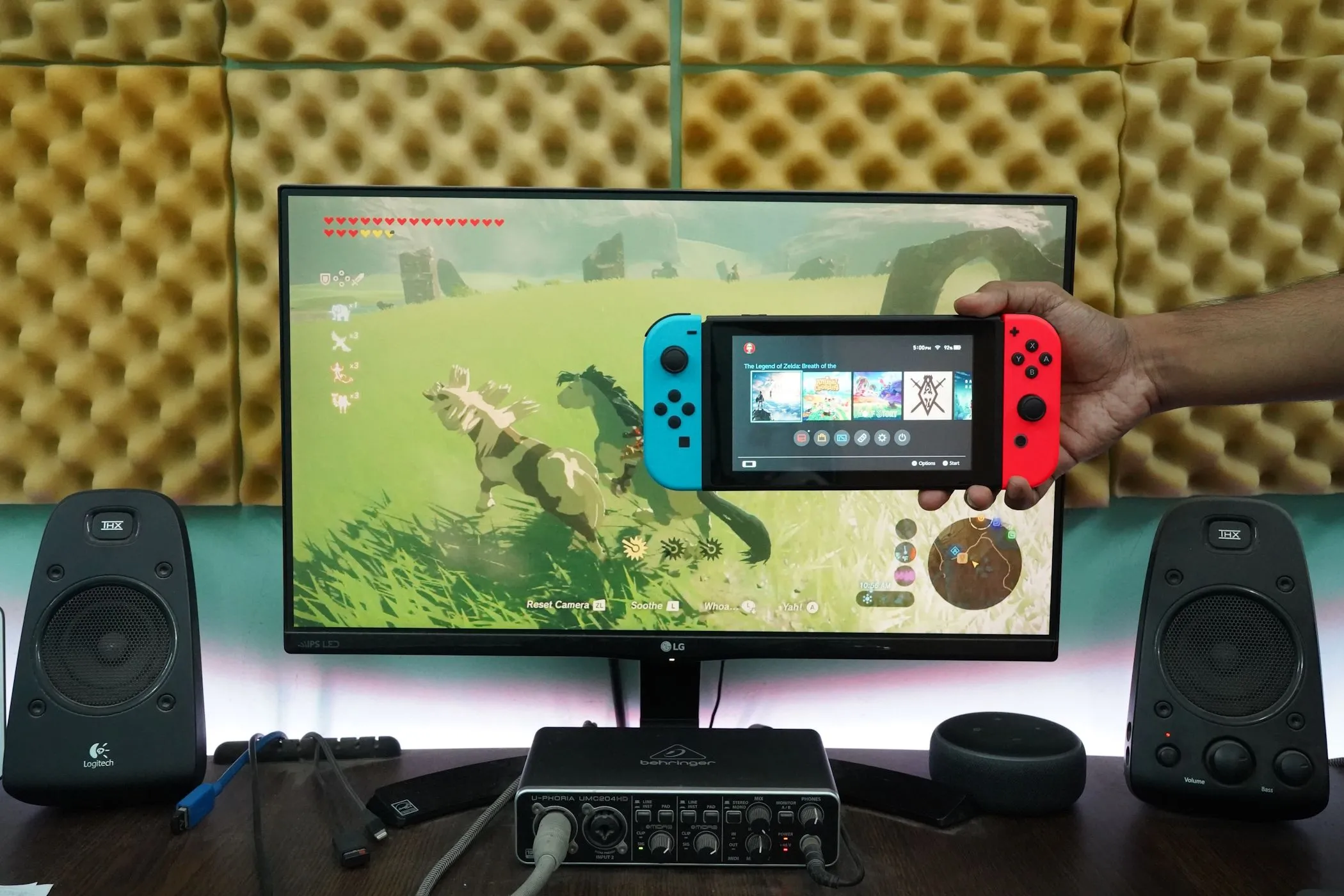 Người dùng chơi game Nintendo Switch trên màn hình máy tính