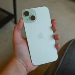 Người dùng đang cầm chiếc iPhone 15 với màn hình hiển thị Dynamic Island