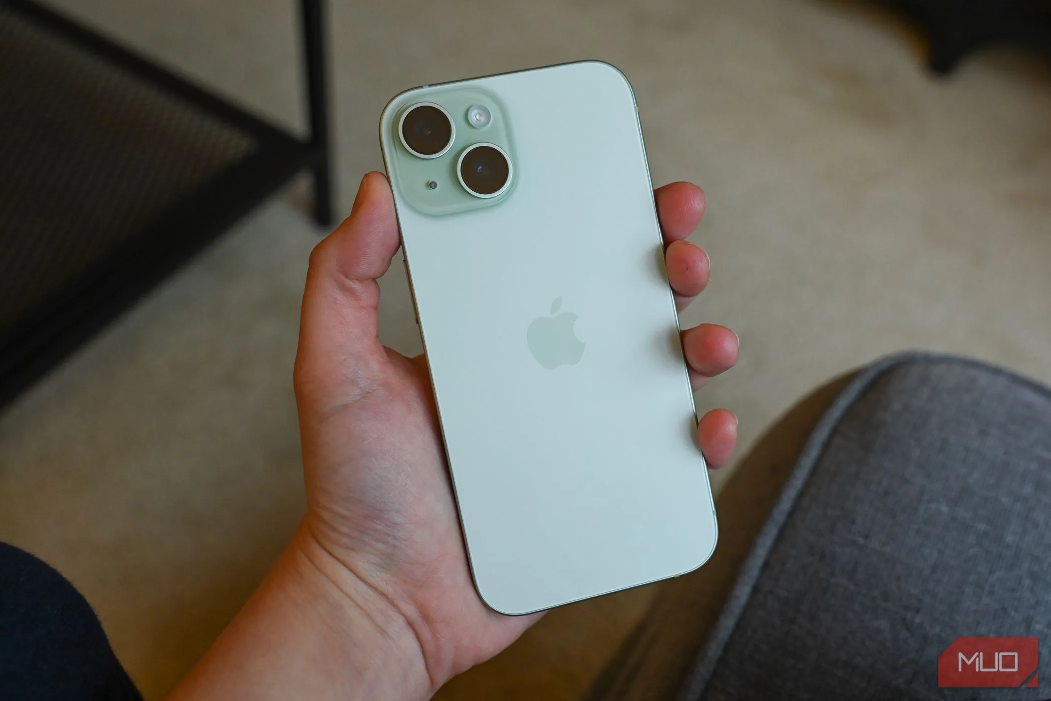 Người dùng đang cầm chiếc iPhone 15 với màn hình hiển thị Dynamic Island