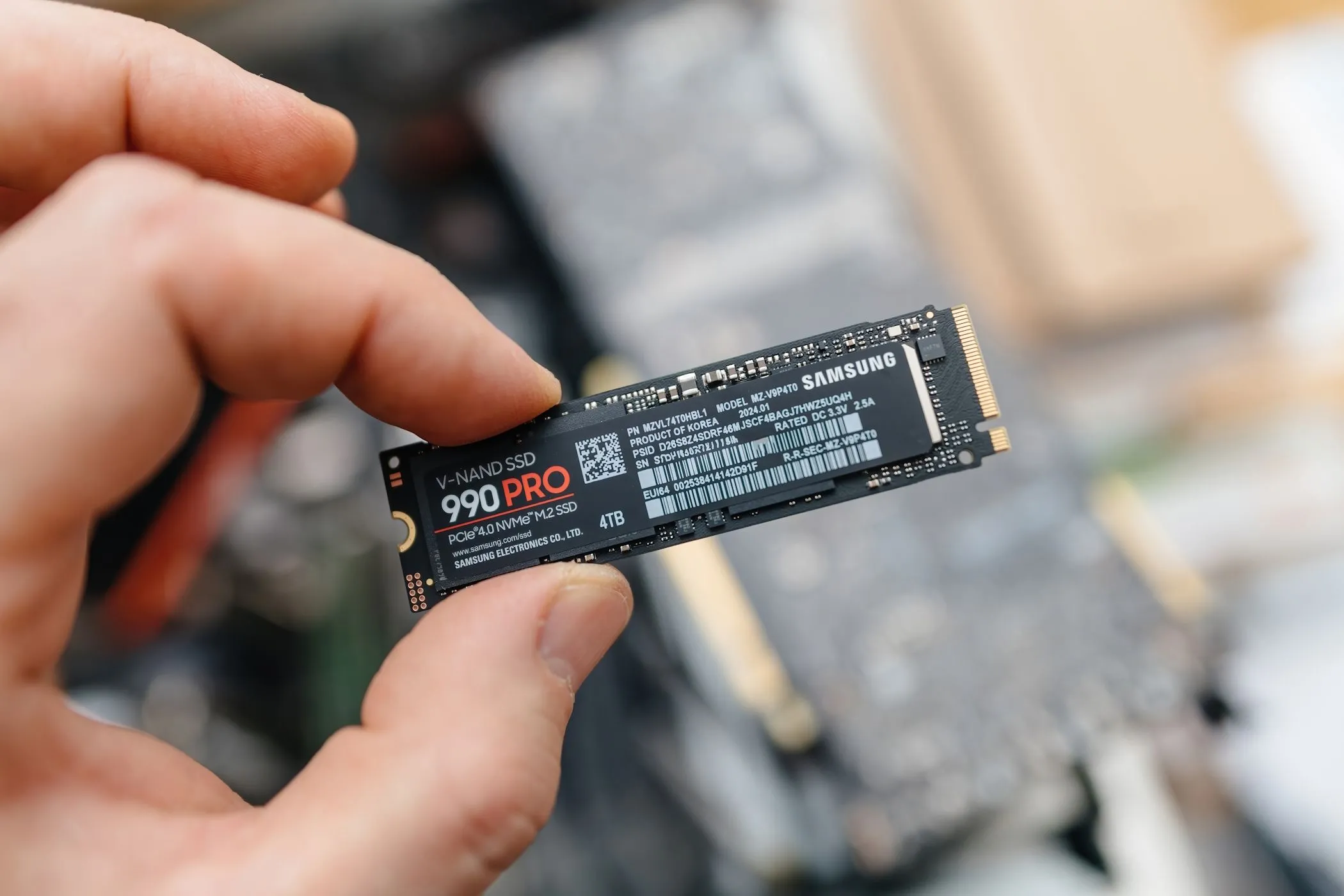 Người dùng đang cầm ổ cứng SSD NVMe Samsung 990 Pro M.2