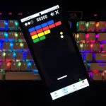 Người dùng đang chơi game Block Breaker trên điện thoại di động thông qua Google Search