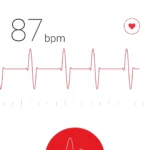 Người dùng đang đặt ngón tay lên camera sau điện thoại Android để đo nhịp tim thông qua ứng dụng Google Fit.