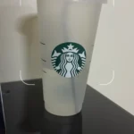 Người dùng đang hướng camera điện thoại dùng Google Lens vào cốc Starbucks để tìm kiếm thông tin