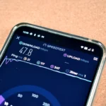 Người dùng đang kiểm tra tốc độ internet trên điện thoại bằng ứng dụng Ookla Speedtest
