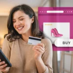 Người dùng đang mua sắm trực tuyến trên điện thoại với thẻ tín dụng, minh họa tính năng theo dõi giá sản phẩm của Microsoft Edge.