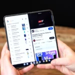 Người dùng đang sử dụng điện thoại gập OnePlus Open với chế độ chia đôi màn hình