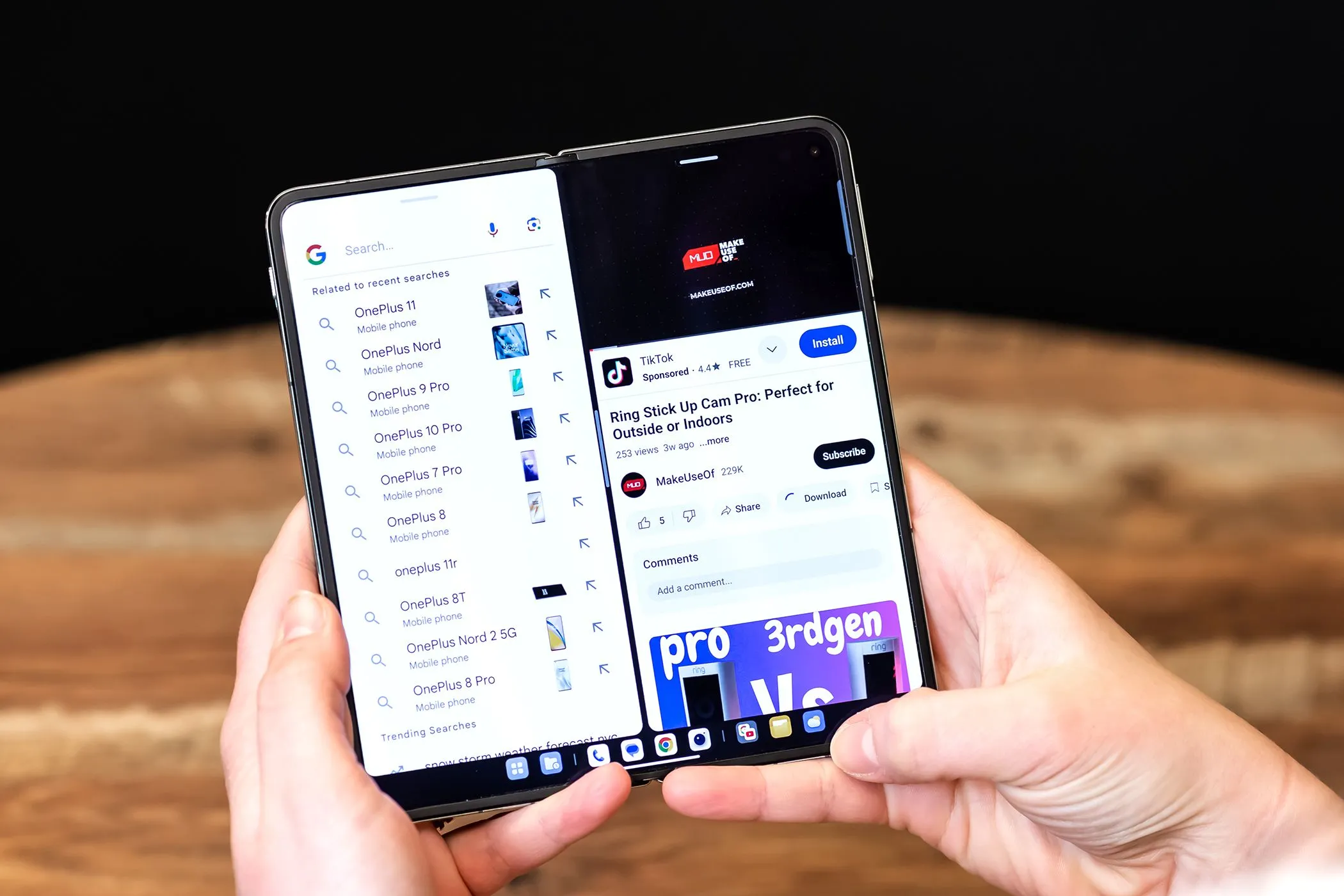 Người dùng đang sử dụng điện thoại gập OnePlus Open với chế độ chia đôi màn hình