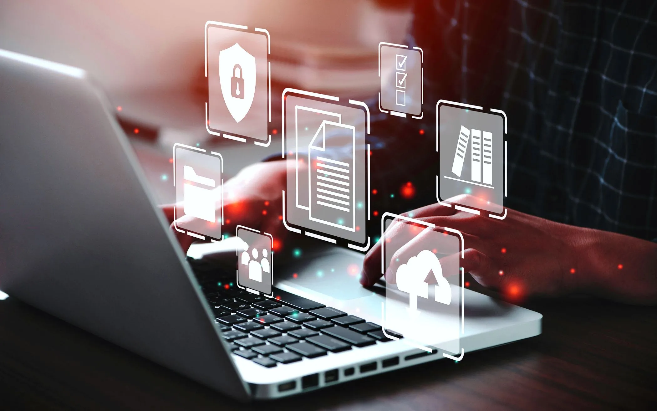 Người dùng đang tải tệp lên dịch vụ lưu trữ đám mây trên laptop