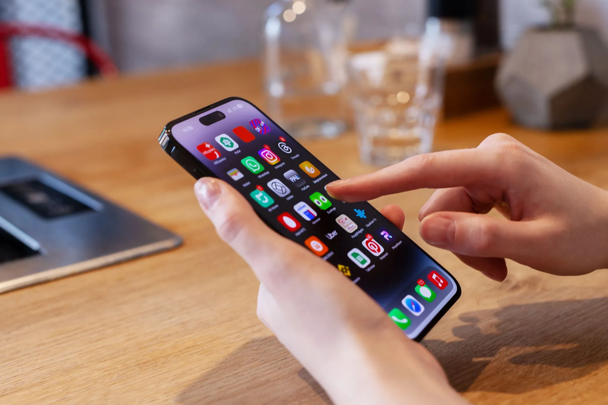 Người dùng đang thao tác trên điện thoại iPhone, minh họa trải nghiệm hiện tại