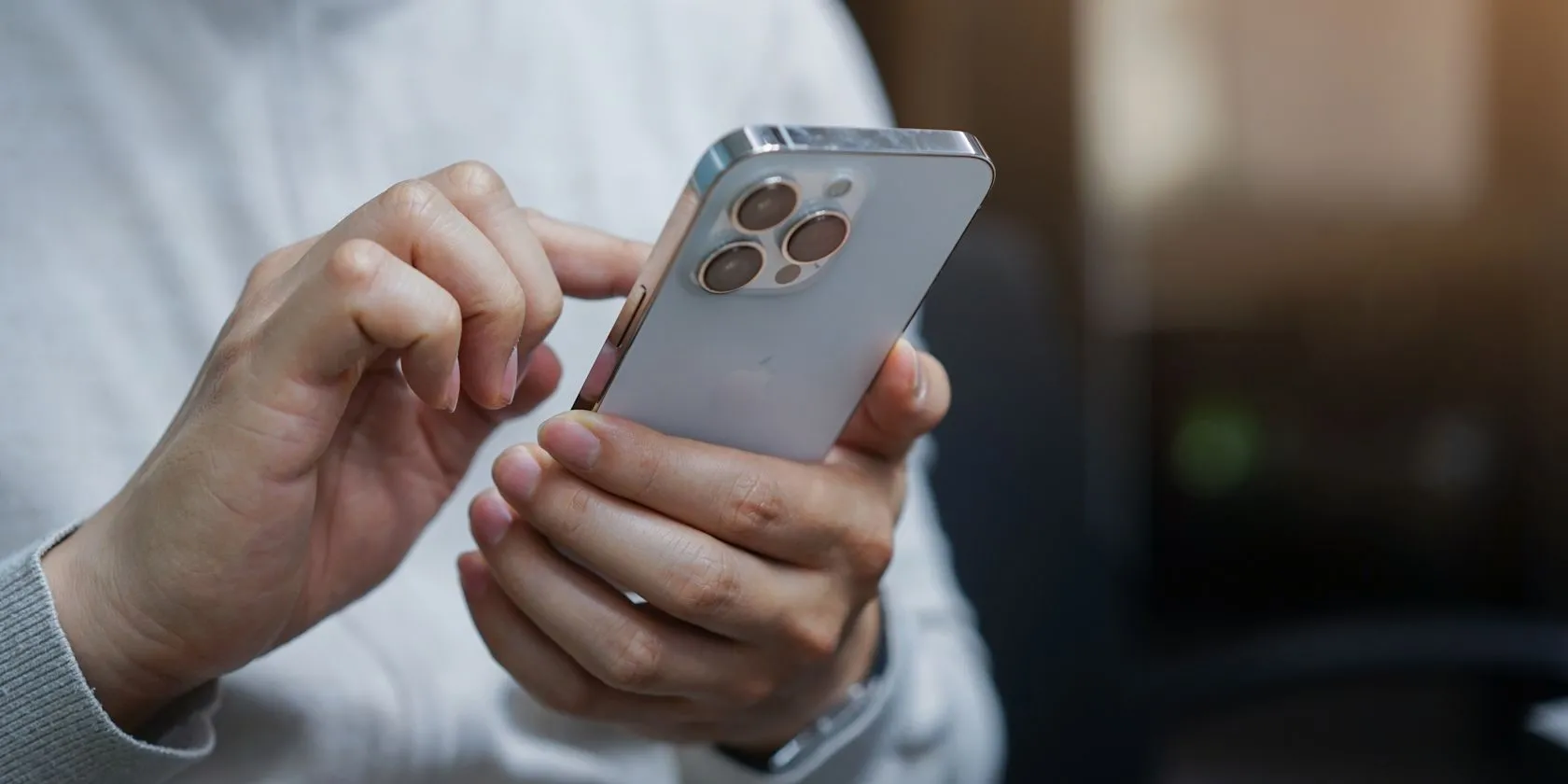 Người dùng đang thao tác trên màn hình iPhone 13 Pro Max, mẫu điện thoại hỗ trợ Dual SIM