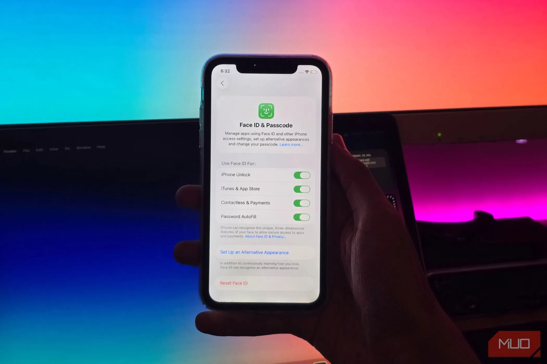 Người dùng đang thiết lập lại Face ID trên iPhone trong mục Cài đặt &amp; Mật mã