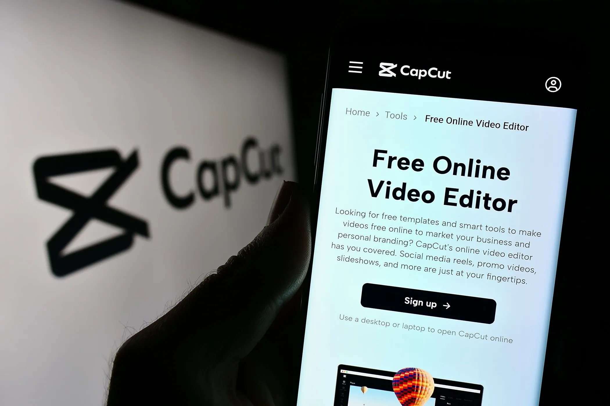 Người dùng đang trải nghiệm ứng dụng chỉnh sửa video CapCut trên điện thoại di động
