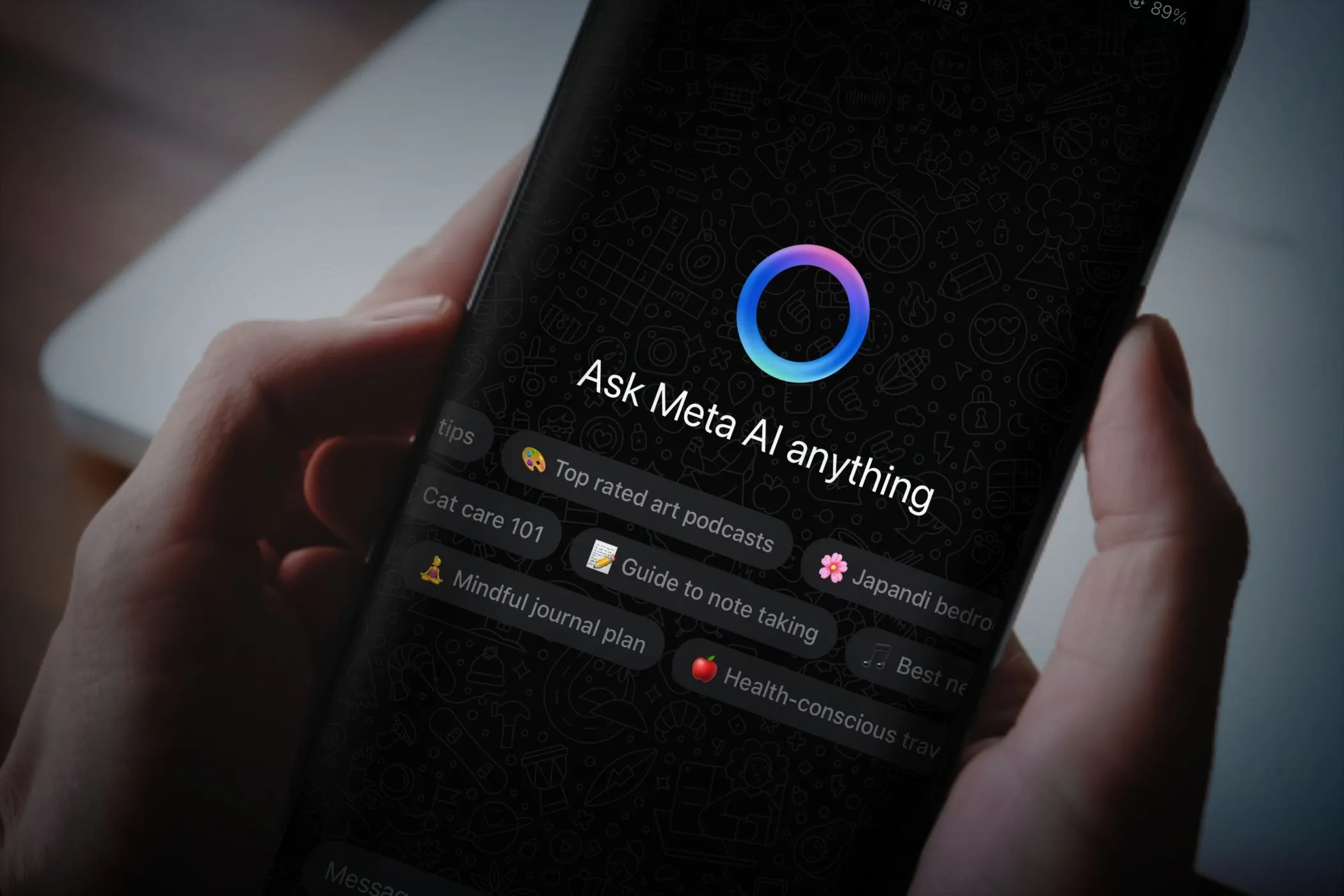 Người dùng đang xem giao diện chatbot Meta AI trên ứng dụng WhatsApp trên điện thoại thông minh, minh họa cho việc tương tác với AI và rủi ro bảo mật thông tin cá nhân.