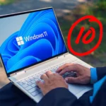 Người dùng gõ máy tính xách tay chạy Windows 11 với biểu tượng điểm 10, minh họa việc nâng cấp hệ điều hành