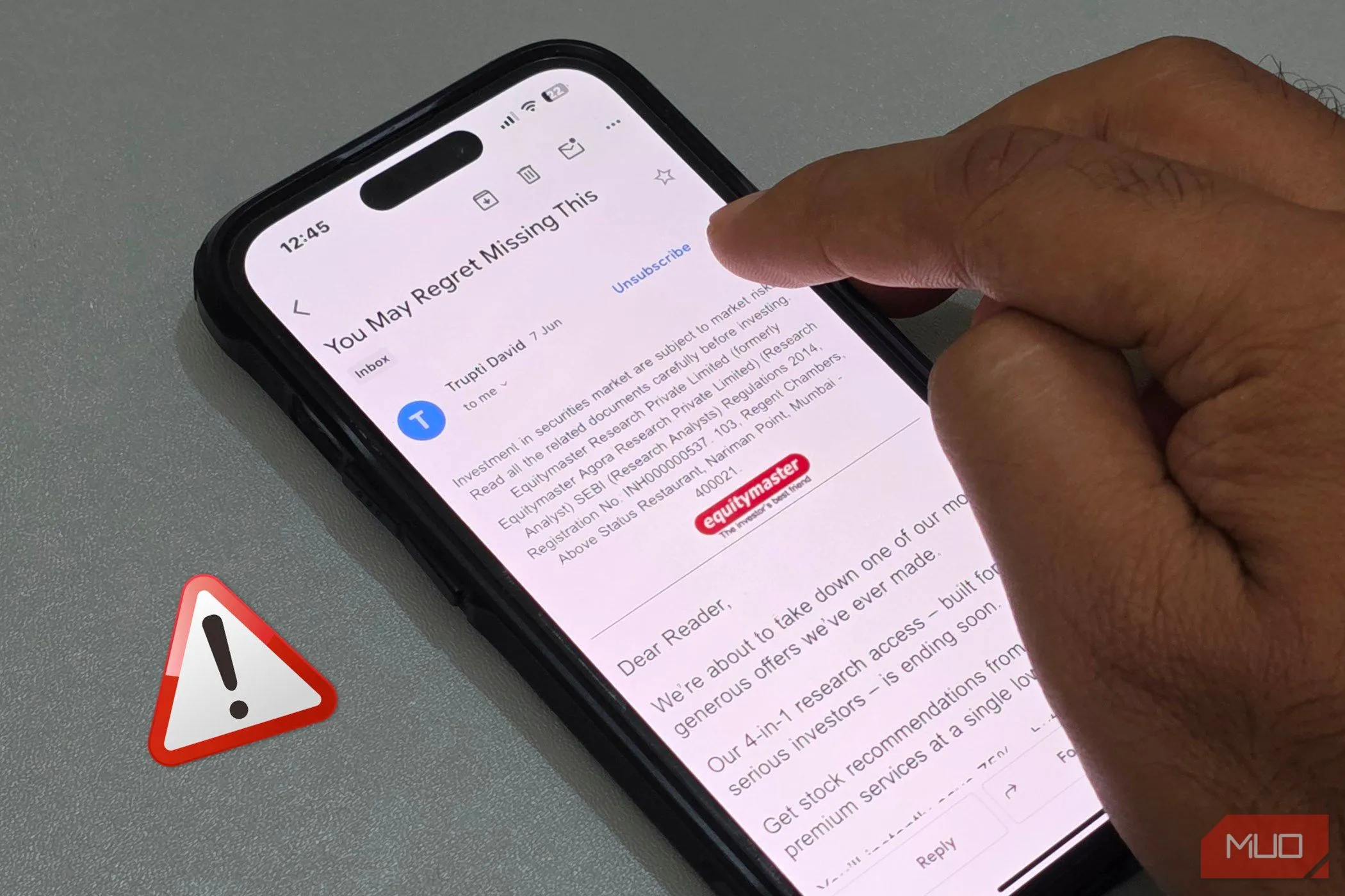 Người dùng iPhone thực hiện hủy đăng ký email spam, minh họa nguy cơ khi tương tác với liên kết hủy đăng ký không đáng tin cậy.