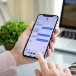Người dùng iPhone trải nghiệm iMessage, giải pháp nhắn tin độc quyền của Apple.