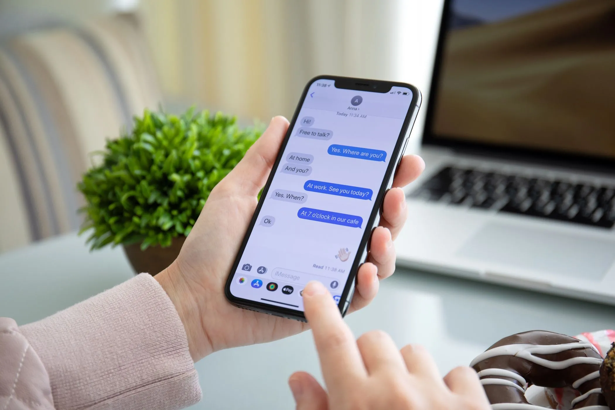 Người dùng iPhone trải nghiệm iMessage, giải pháp nhắn tin độc quyền của Apple.