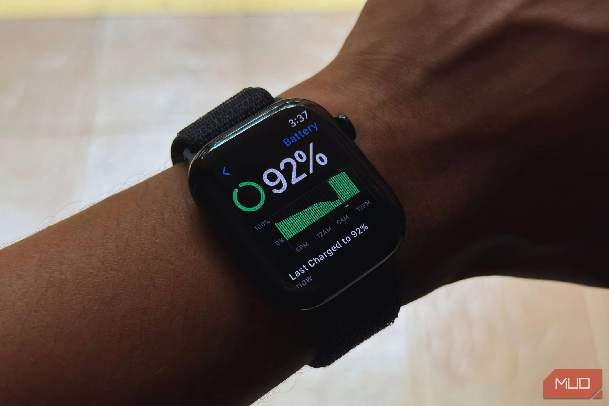 Người dùng kiểm tra tình trạng pin trên Apple Watch Series 10