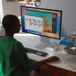 Người dùng làm việc hiệu quả với Mac mini trên bàn làm việc gọn gàng, thể hiện khả năng tiết kiệm không gian của máy tính mini.