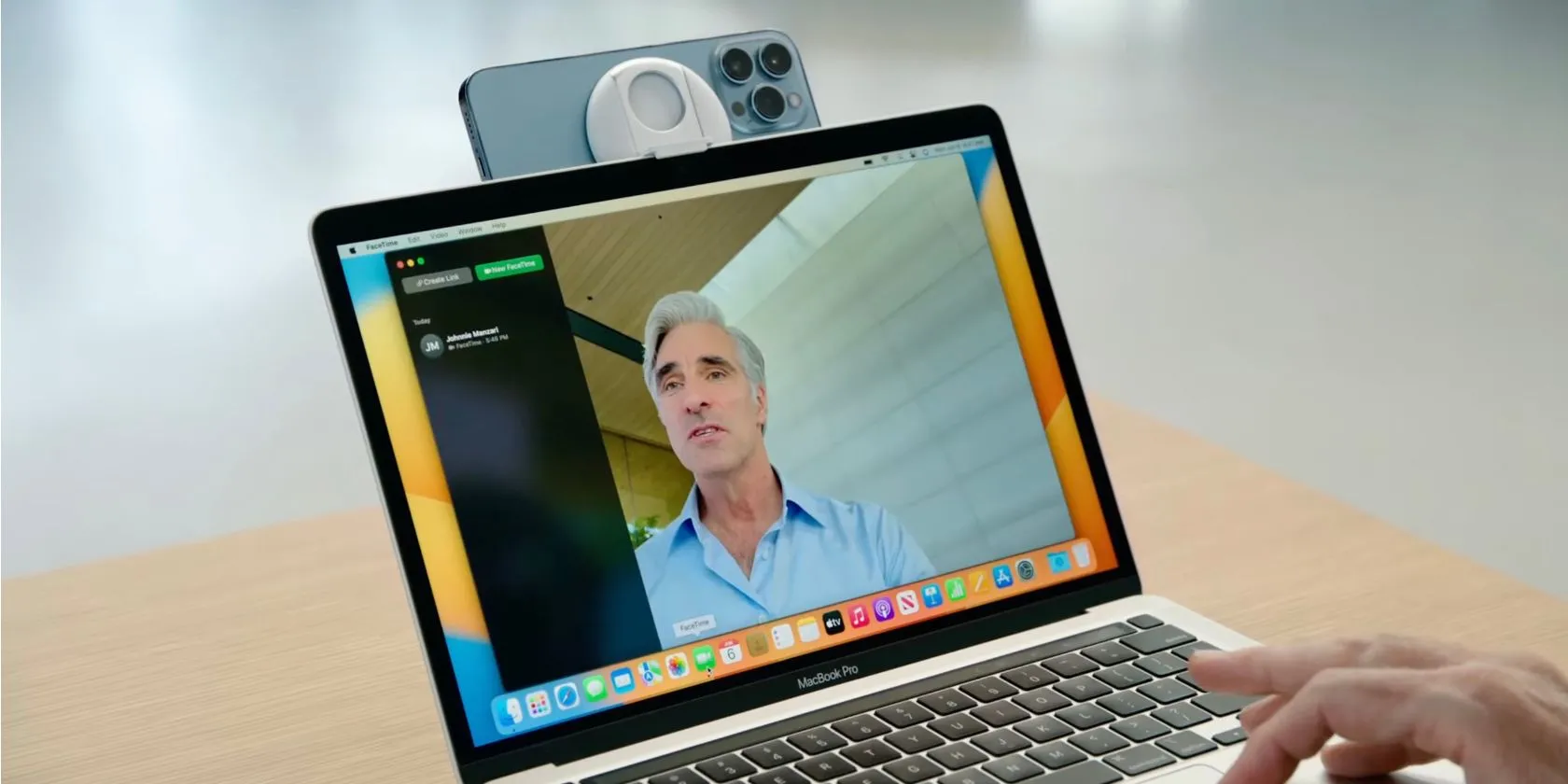 Người dùng sử dụng iPhone làm webcam chất lượng cao cho MacBook thông qua tính năng Continuity Camera, minh họa sự tích hợp liền mạch trong hệ sinh thái Apple.